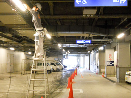 ウェルとばた1階駐車場 防鳥対策作業